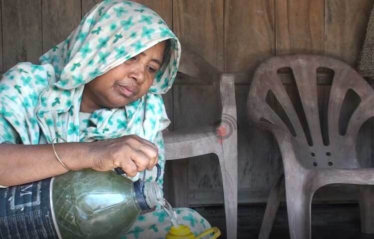 খাবার পানি সংগ্রহ করে রাখছেন সুফিয়া বেগম। ছবি: আহসানুর রহমান রাজীব