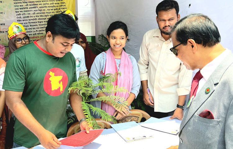 রাজশাহী জেলা থেকে এই বিনামূল্যে বৃক্ষরোপণের কার্যক্রম শুরু হয়েছে। ছবি: জাগো নিউজ
