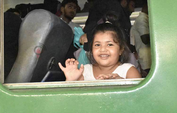 বাড়ি ফেরার জন্য অধীর আগ্রহে অপেক্ষা করছে ছোট্ট শিশুটি। ছবি: বিপ্লব দীক্ষিত