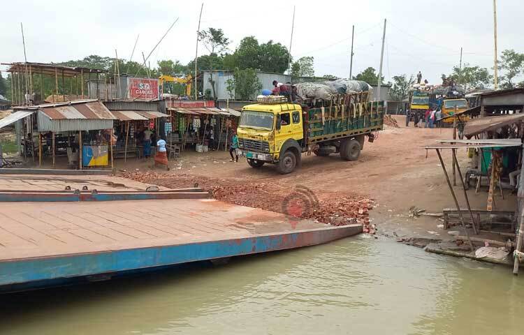 দৌলতদিয়া প্রান্তের ৭টি ফেরি ঘাটের মধ্যে সচল রয়েছে ৩টি ঘাট। ছবি: রুবেলুর রহমান