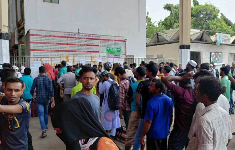 গরমের মধ্যে প্ল্যাটফর্ম ভর্তি মানুষ অপেক্ষা করছেন ট্রেনের জন্য। ছবি: নাহিদ সাব্বির