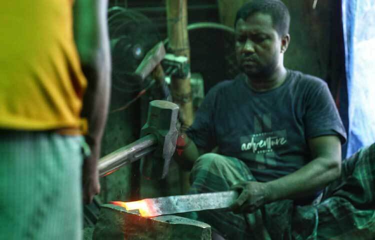 কয়লার চুলায় দগদগে আগুনে গরম লোহার পিটাপিটিতে টুং-টাং শব্দে মুখর কামারশালাগুলো। ছবি: মাহবুব আলম