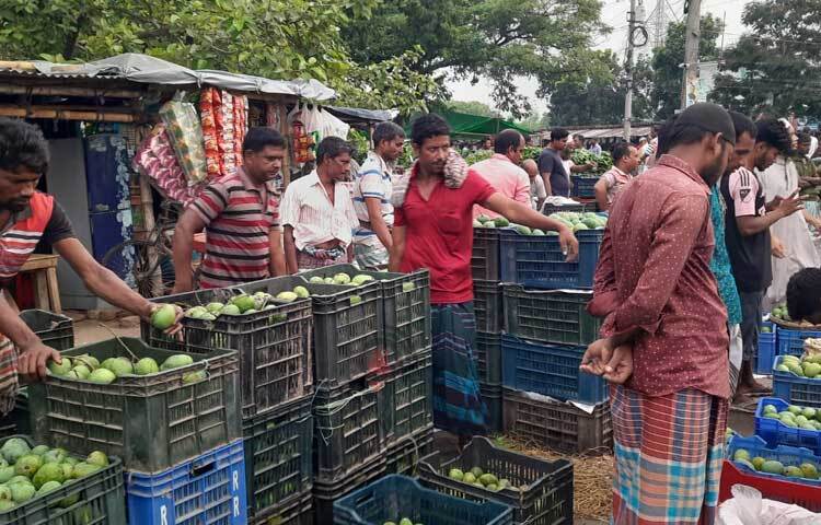 ক্রেতা আকর্ষণে হাঁকডাক দিচ্ছেন বিক্রেতারা। ছবি: মাহবুবুল ইসলাম পলাশ
