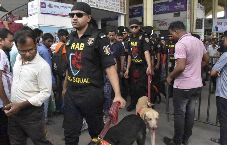 সময়মতো ট্রেন ছাড়ায় স্বস্তি প্রকাশ করেছেন যাত্রীরা। ছবি: বিপ্লব দীক্ষিত