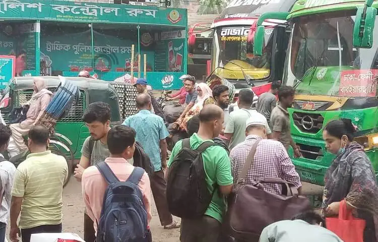 যাত্রীদের অভিযোগের ভিত্তিতে অতিরিক্ত মূল্যে টিকিট বিক্রি বন্ধে সায়েদাবাদ বাস কাউন্টারে অভিযান চালিয়েছে ভোক্তা অধিদপ্তর। ছবি: আসাদুজ্জামান মিরাজ