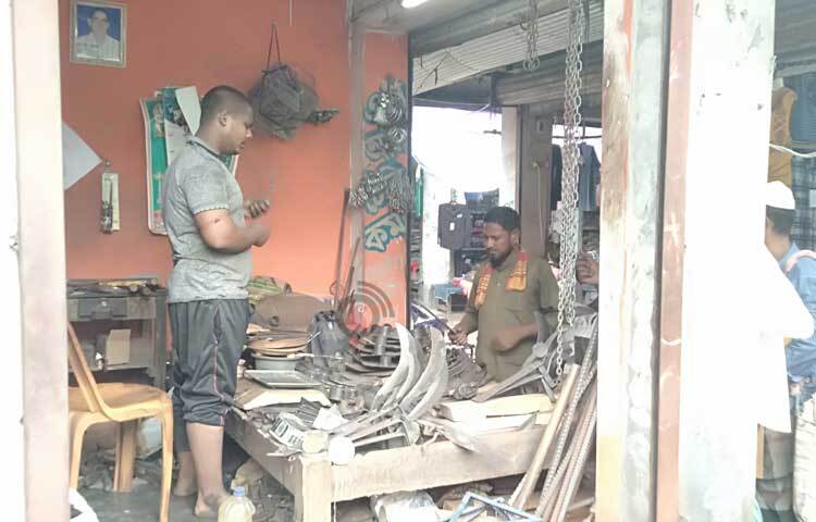 দিনরাত সমান তালে লোহার টুং টাং শব্দে মুখরিত হয়ে উঠেছে প্রতিটি কামার পাড়া। ছবি: মো. জামাল হোসেন