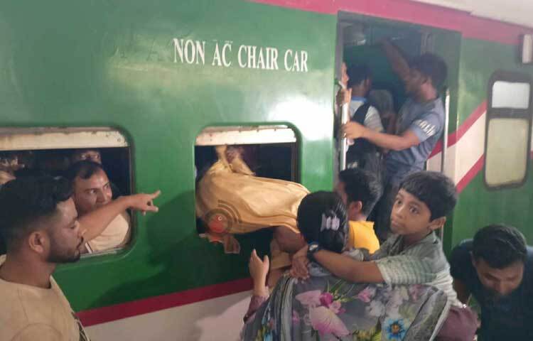 ট্রেনের দরজা দিয়ে ভেতরে যেতে না পেরে জানালা দিয়েই সন্তানকে ভেতরে পাঠাচ্ছেন বাবা। ছবি: নাহিদ সাব্বির