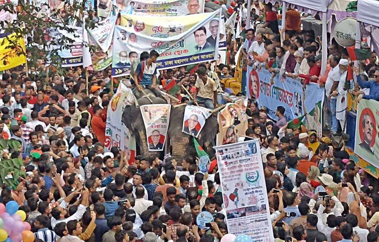 প্রতিষ্ঠাবার্ষিকী উপলক্ষে রাজধানীতে শোভাযাত্রা করেছে বাংলাদেশ আওয়ামী লীগ। ২৩ জুন দলটির ৭৫তম প্রতিষ্ঠাবার্ষিকী। এ উপলক্ষে নানা কর্মসূচি দেয় দলটি। যানজট এড়াতে শোভাযাত্রাটি ছুটির দিন শুক্রবার করা হয়েছে। ছবি: সংগৃহীত