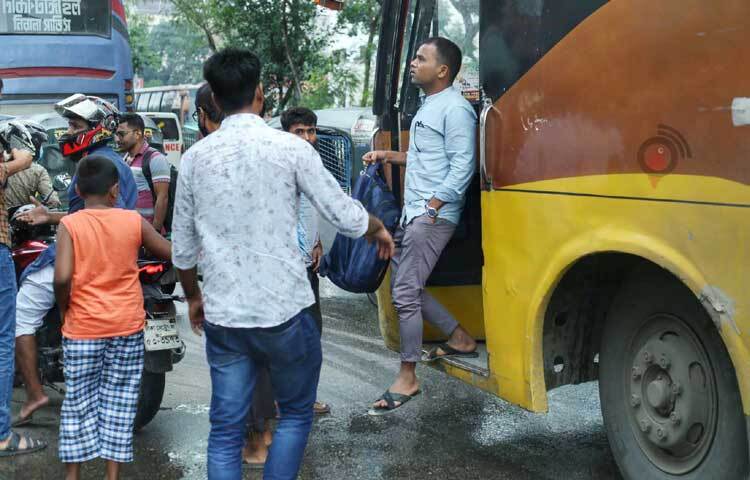 পবিত্র ঈদুল আজহার ছুটি কাটিয়ে কর্মস্থলে ফিরছে মানুষ। ছবি: মাহবুব আলম