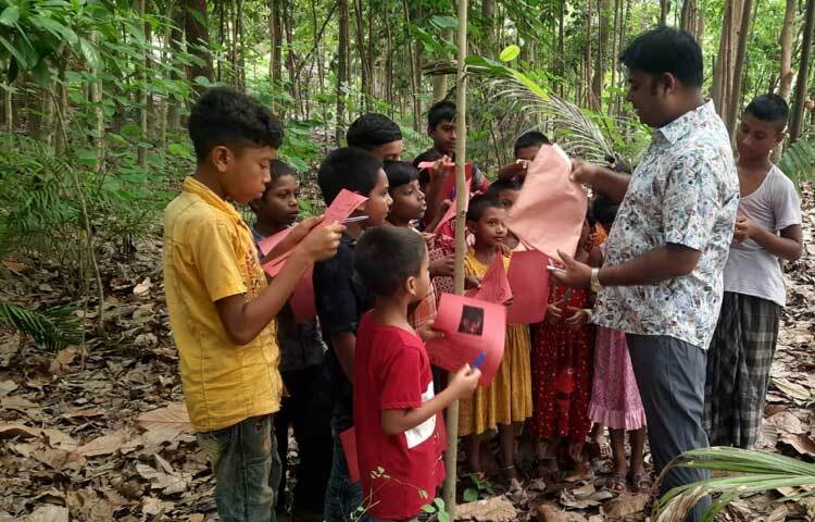 সম্পূর্ণ বিনামূল্যে কোমলমতি শিশুদের শেখানো হয় পরিবেশের বিভিন্ন বিষয়। চেনানো হয় দেশি-বিদেশে গাছ। ছবি: জাগো নিউজ