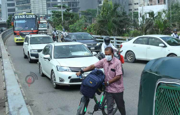 লোকাল বাসের পাশাপাশি ব্যক্তিগত যানবাহনের চাপও রয়েছে সড়কে। ছবি: মাহবুব আলম