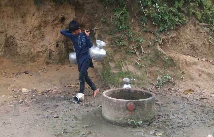 আদিবাসী পাড়াগুলোতে নেই বিশুদ্ধ পানির ব্যবস্থা। কিছু পরিবারের কাছে নলকূপ থাকলেও অধিকাংশ আদিবাসী স্বচ্ছল পরিবারগুলো থেকে পানি কিনে ব্যবহার করছে। ছবি: এম মাঈন উদ্দিন