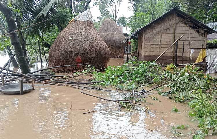 লন্ডভন্ড রাস্তাঘাট ও ঘরবাড়ি দেখে বানভাসি মানুষের আহাজারি শুরু হয়েছে। চারপাশে কেবলই ধ্বংসস্তূপ। ছবি: লিপসন আহমেদ