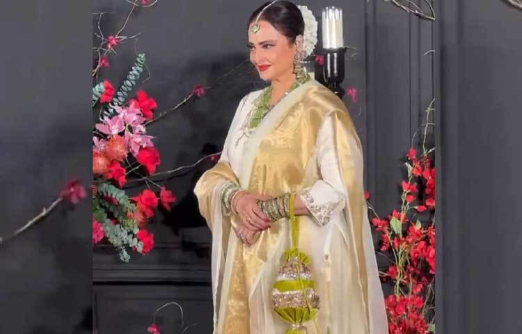 অনুষ্ঠানে সিল্ক শাড়ি আর ভারী গহনায় সেজেছেন চির সবুজ এই অভিনেত্রী। ছবি: ফেসবুক থেকে