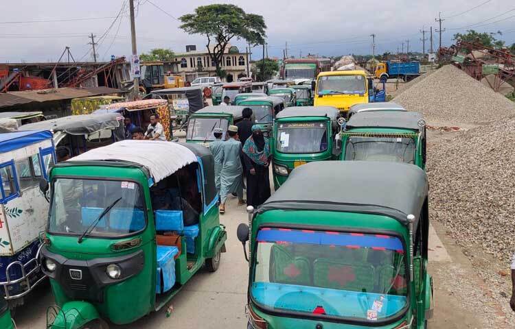 সিলেটের কোম্পানীগঞ্জে পাথরবাহী ট্রাকসহ তিনজনকে আটকের প্রতিবাদে পাঁচ ঘণ্টা সড়ক অবরোধ করেছেন পরিবহনশ্রমিকরা। ছবি: আহমেদ জামিল