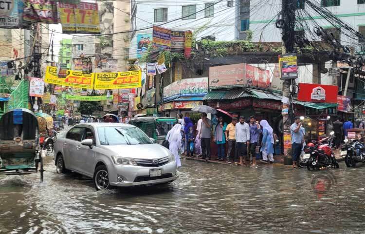 জলজটের কারণে ভোগান্তিতে পড়েছেন বিভিন্ন শ্রেণিপেশার মানুষ। ছবি: রায়হান আহমেদ