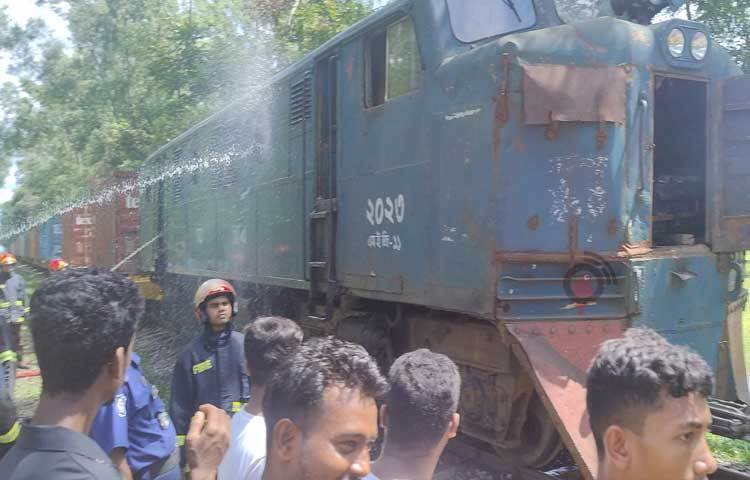 ট্রেনের গার্ড কুতুব উদ্দিন বলেন, আমি একেবারে পেছনের বগিতে ছিলাম। হঠাৎ ইঞ্জিন থেকে ধোঁয়া বের হতে দেখে লোকো মাষ্টারকে ফোন দিলে তিনি ট্রেন থামিয়ে দেন। ছবি: এম মাঈন উদ্দিন