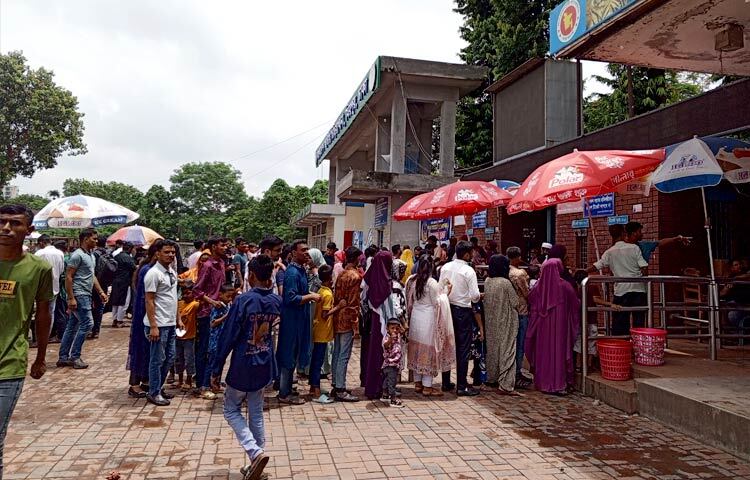 প্রতিদিনই হাজারো মানুষের পদভারে মুখর থাকে মিরপুরের জাতীয় চিড়িয়াখানা। ছুটির দিনে থাকে উপচেপড়া ভিড়। রোদ-বৃষ্টি উপেক্ষা করে সাপ্তাহিক ছুটির দিনও মিরপুরের জাতীয় চিড়িয়াখানায় দেখা যায় দর্শনার্থীদের ভিড়। ছবি: জাগো নিউজ