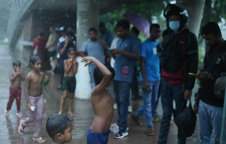 শিশুদের এমন উচ্ছ্বাস দেখে অনেকেই এক মুহূর্তের জন্য নিজের শৈশবে ফিরে যেতে বাধ্য। ছবি: মাহবুব আলম