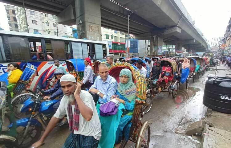 বৃষ্টির পাশাপাশি যানজটের কারণে বেড়েছে ভোগান্তি। ছবি: মাহবুব আলম