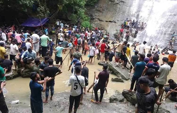 ছুটির দিনে ৩-৪ হাজার পর্যটকের সমাগম ঘটে এই ঝরনায়। ছবি: এম মাঈন উদ্দিন