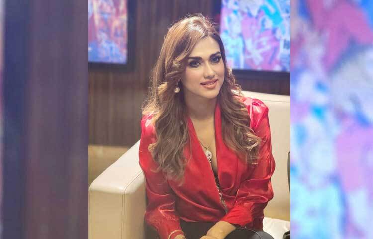 ক্যাপশনে লিখেছেন, ‘সিনেপ্লেক্সে ময়ূরাক্ষীর মুহূর্ত। আপনাদের সবাইকে ভালোবাসি।’ সঙ্গে জুড়ে দিয়েছেন ভালোবাসার ইমুজি। ছবি: ববির ফেসবুক থেকে