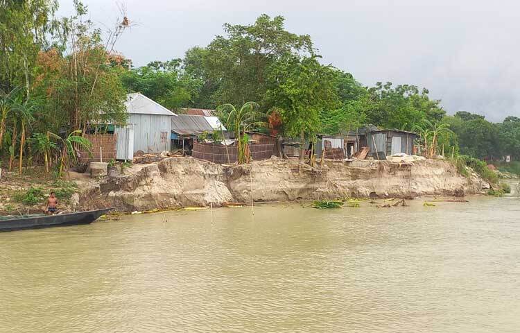 স্থানীয়দের অভিযোগ, দ্রুত জিও ব্যাগ (বালুর বস্তা) ফেলার কাজ শুরু না হলে তাদের বসতবাড়ির পাশাপাশি নদীগর্ভে বিলীন হয়ে যাবে ফেরি ঘাট। ছবি: রুবেলুর রহমান