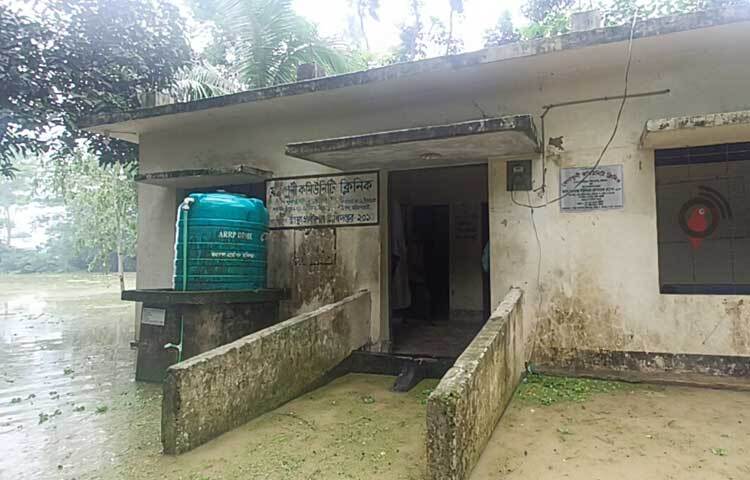 এছাড়া দীর্ঘদিন ধরে খাল সংস্কার না থাকায় ও অপরিকল্পিতভাবে স্থাপনা নির্মাণের কারণে পানি নিষ্কাশন বন্ধ হয়ে জলাবদ্ধতা দেখা দিয়েছে। নিমজ্জিত রয়েছে রোপা আমন ও সবজি ক্ষেত। ছবি: এম মাঈন উদ্দিন