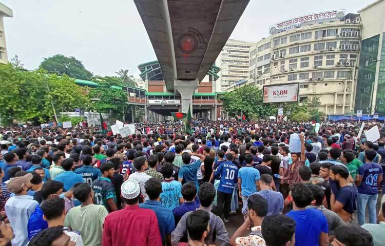 আজ দুপুর সোয়া ১২টায় শাহবাগ অবরোধ করেন শিক্ষার্থীরা। ছবি: মাহবুব আলম