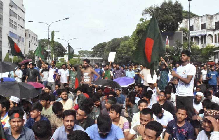 এ সময় আন্দোলনকারীরা ‘সংবিধানের/মুক্তিযুদ্ধের মূলকথা, সুযোগের সমতা’, ‘সারা বাংলায় খবর দে, কোটা প্রথার কবর দে’, ‘আঠারোর হাতিয়ার, গর্জে উঠুক আরেকবার’, ‘জেগেছে রে জেগেছে, ছাত্রসমাজ জেগেছে’, ‘কোটা প্রথা, বাতিল চাই বাতিল চাই’, ‘কোটা না মেধা, মেধা মেধা’, ‘আপস না সংগ্রাম, সংগ্রাম সংগ্রাম’, ‘মুক্তিযুদ্ধের বাংলায়, বৈষম্যের ঠাঁই নাই’- স্লোগান দেন। ছবি: বিপ্লব দীক্ষিত