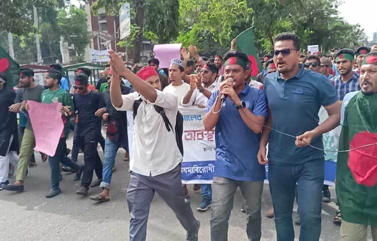এ সময়- ‘রক্তের বন্যায় ভেসে যাবে অন্যায়, দিয়েছি তো রক্ত আরো দেব রক্ত’, ‘সারা বাংলায় খবর দে, কোটা প্রথার কবর দে’, ‘কোটা নয়, মেধা চাই’, ‘চাকরি পেতে, স্বচ্ছ নিয়োগ চাই’-সহ শিক্ষার্থীদের নানা স্লোগানে মুখরিত হয়ে উঠেছে সাইন্সল্যাব মোড়। ছবি: নাহিদ হাসান