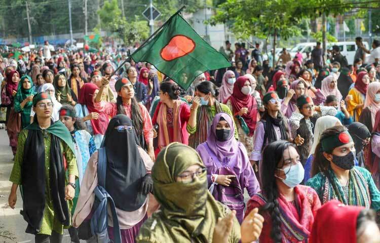 পূর্বঘোষিত কর্মসূচি অনুযায়ী ৮ জুলাই বিকেল সাড়ে ৪টায় শাহবাগ মোড় অবরোধ করেন শিক্ষার্থীরা। এর আগে বিকেল সাড়ে ৩টায় শিক্ষার্থীরা ঢাকা বিশ্ববিদ্যালয় কেন্দ্রীয় গ্রন্থাগারের সামনে জড়ো হন। ছবি: মাহবুব আলম