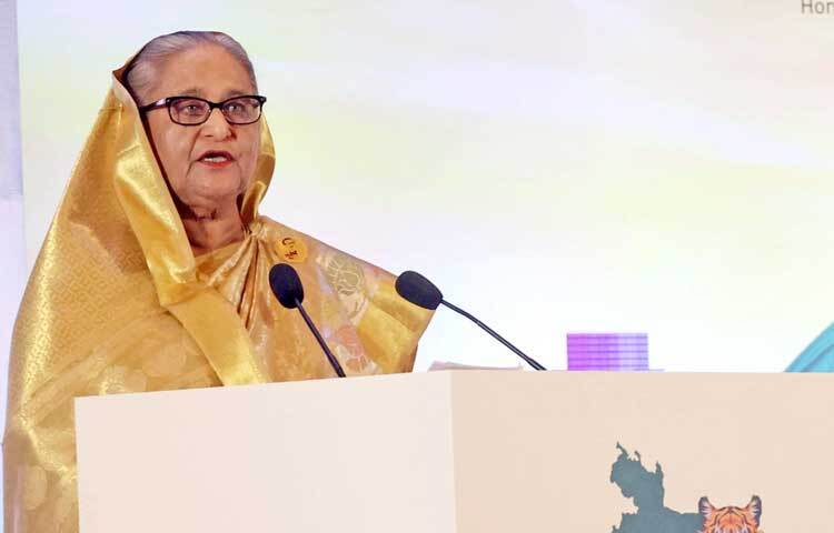 চীনের বেইজিংয়ের সাংগ্রি-লা সার্কেলে চীনের ওয়ার্ল্ড সামিট উইং-এ বাংলাদেশ ও চীনের মধ্যে বাণিজ্য, ব্যবসা ও বিনিয়োগের সুযোগ-সুবিধা বিষয়ক শীর্ষ সম্মেলনে বক্তব্য রাখেন প্রধানমন্ত্রী শেখ হাসিনা। ছবি: ইয়াসিন কবির জয়