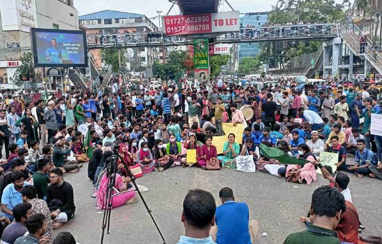 মিছিলটি সায়েন্সল্যাব মোড়ে পৌঁছালে তারা রাস্তা অবরোধ করেন। বিক্ষোভে প্রায় দুই শতাধিক শিক্ষার্থী অংশ নিয়েছেন। ছবি: নাহিদ হাসান