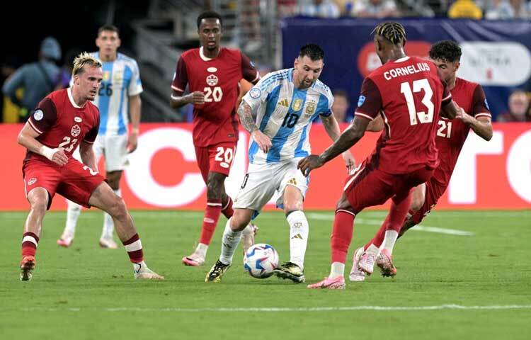 জাতীয় দলের হয়ে মূল টুর্নামেন্টে এটি মেসির ২৭তম গোল। তাছাড়া কোপার সেমিফাইনালে এটি তার তৃতীয় গোল। ছবি: এএফপি