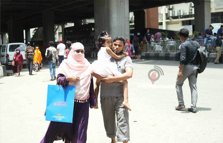 আন্দোলনে যান চলাচল বন্ধ থাকায় হেঁটেই গন্তব্যে যাচ্ছেন সাধারণ মানুষ। ছবি: মাহবুব আলম