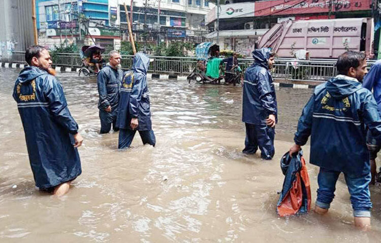 সকাল থেকে টানা ভারী বৃষ্টি, পানিতে ডুবে গেছে রাজধানী ঢাকার অনেক এলাকা। এতে ছুটির দিনেও জনদুর্ভোগ চরমে। রাজধানীর জলাবদ্ধতা নিরসনে নিরবচ্ছিন্ন কাজ করছেন ঢাকা উত্তর সিটি করপোরেশনের (ডিএনসিসি) পাঁচ হাজারের বেশি পরিচ্ছন্নতাকর্মী। ছবি: জাগো নিউজ