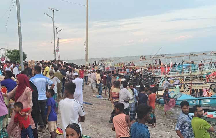 বেশ কয়েক বছর ধরেই বর্ষায় পর্যটকদের আগমন ঘটে নিকলী হাওরে। ফলে উপজেলার কয়েক হাজার মাঝিসহ বিভিন্ন শ্রেণি ও পেশার মানুষের জীবনমানেরও উন্নয়ন ঘটছে। ছবি: এসকে রাসেল