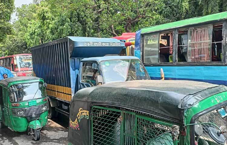 শিক্ষার্থীদের অবরোধে গুলিস্তানসহ আশপাশের সড়কগুলোতে যান চলাচল বন্ধ হয়ে পড়ায় ভোগান্তিতে পড়েছেন গণপরিবহনে চলাচলকারী যাত্রীরা।  ছবি: তৌহিদুজ্জামান তন্ময়