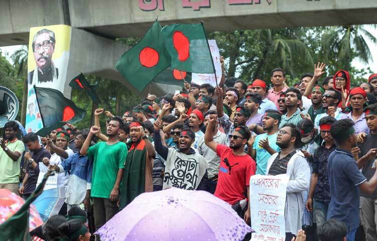 আন্দোলনকারীদের স্লোগানে মুখরিত টিএসসি। ছবি: মাহবুব আলম