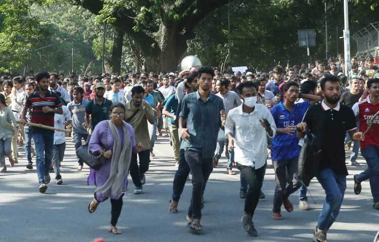 ছাত্রলীগের হামলায় দৌড়ে পালাচ্ছেন আন্দোলনরত শিক্ষার্থীরা। ছবি: মাহবুব আলম