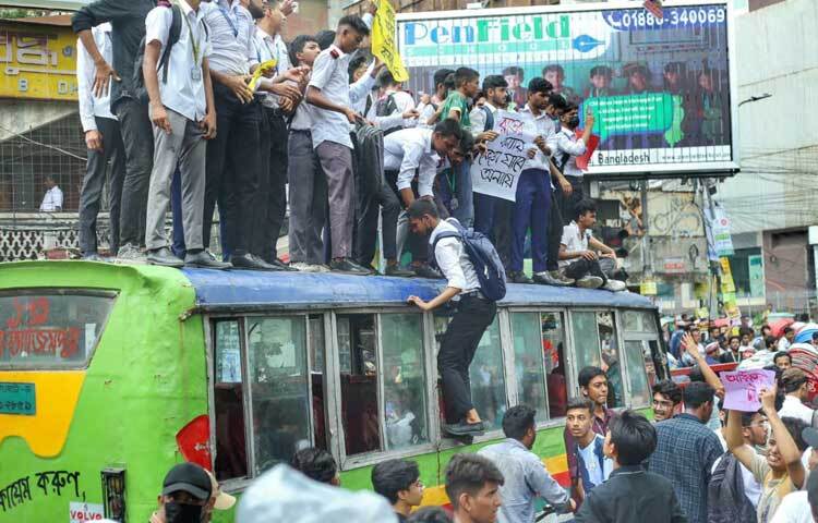 শিক্ষার্থীদের অবরোধের ফলে ওই সড়কে যান চলাচল বন্ধ হয়ে গেছে। ছবি: মাহবুব আলম