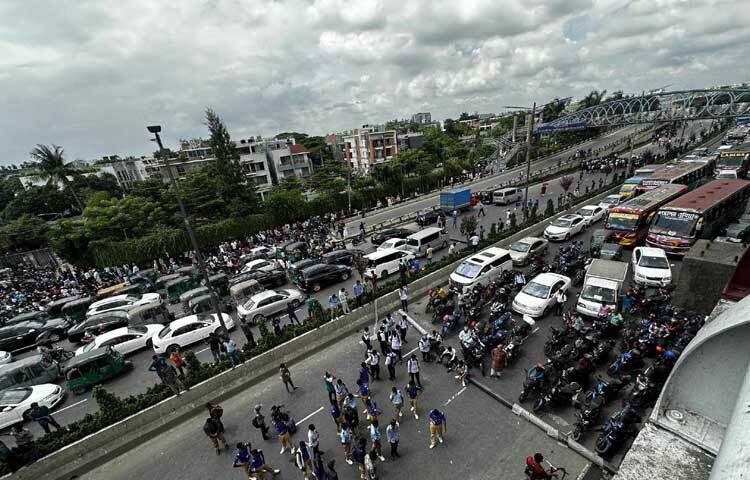 সকাল থেকে প্রায় ১৪টি কলেজ ও বেসরকারি বিশ্ববিদ্যালয়ের অন্তত কয়েক হাজার শিক্ষার্থীরা সড়কে নেমে আন্দোলন করছেন। এরমধ্যে রাজধানীর নতুন বাজারে শিক্ষার্থীদের সঙ্গে ছাত্রলীগের সংঘর্ষের ঘটনা ঘটেছে। ছবি: তৌহিদুজ্জামান তন্ময়