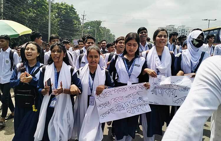 শিক্ষার্থীদের স্লোগানে মুখরিত সাভারের বিভিন্ন সড়ক। ছবি: মাহফুজুর রহমান নিপু