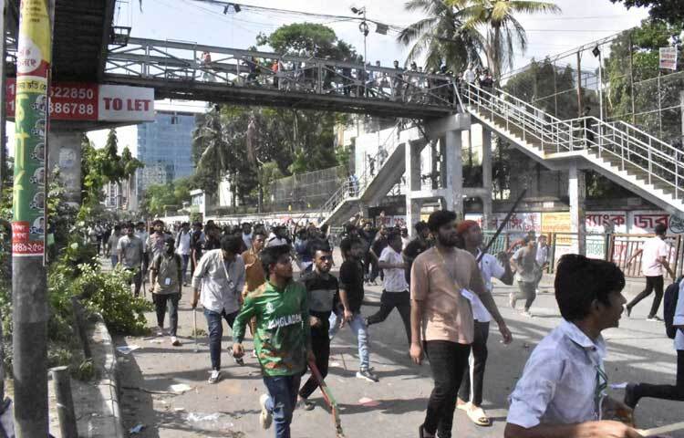 এসময় শিক্ষার্থীরা ‘আন্দোলনে হামলা কেন, প্রশাসন জবাব চাই’, ‘কোটা না মেধা, মেধা, মেধা’, ‘দালালি না রাজপথ, রাজপথ, রাজপথ’সহ নানা স্লোগান দিতে থাকেন। ছবি: বিপ্লব দীক্ষিত