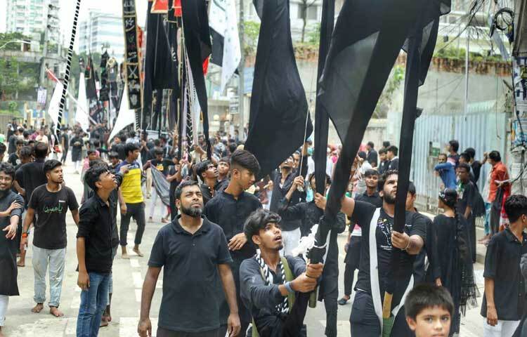 তাজিয়া মিছিলে অংশ নেওয়া প্রায় সব তরুণদের হাতেই ছিল কালো কাপড় দিয়ে মোড়া বাঁশের লাঠি। লাঠির অগ্রভাবে তরবারিসহ নানা প্রতীক ও পতাকা। ছবি: মাহবুব আলম