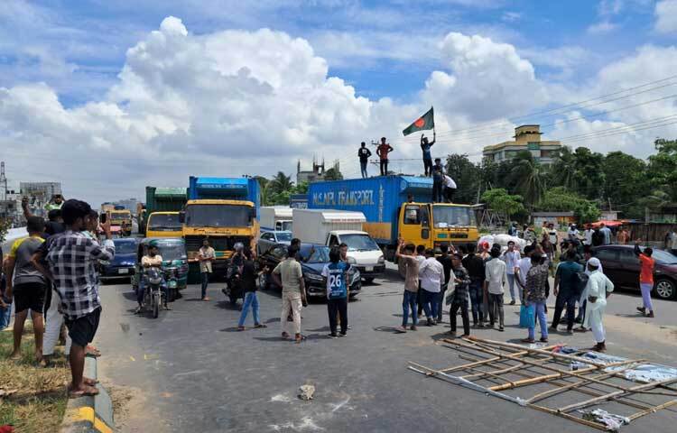 ঢাকা-নারায়ণগঞ্জ লিংক রোড অবরোধ করে বিক্ষোভ করছেন শিক্ষার্থীরা। ছবি: রাশেদুল ইসলাম রাজু