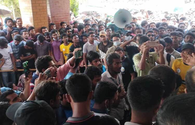 আজকেই মিডিয়ার উপস্থিতিতে বিশ্ববিদ্যালয়ের হলগুলোকে নিরস্ত্র করতে হবে। শিক্ষার্থীদের কোনো ক্ষতি হলে দ্রুত সময়ে বিশ্ববিদ্যালয় প্রশাসনকে ব্যবস্থা নিতে হবে। ছবি: মনির হোসেন মাহিন