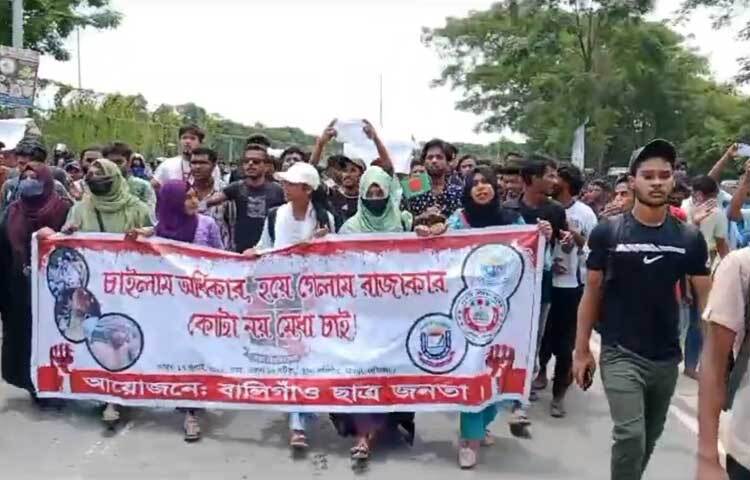 এসময় পদ্মা সেতুর মাওয়া প্রান্ত থেকে যান চলাচল ব্যাহত হয়ে যায়। ছবি: আরাফাত রায়হান সাকিব