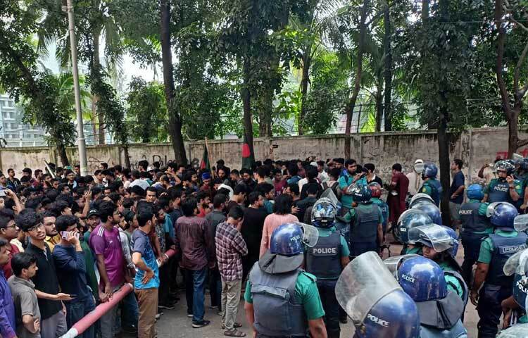 কোনো কিছুতেই দমিয়ে রাখা যাবে না তাদের। দাবি আদায় না করে রাজপথ ছাড়বেন না বলে জানিয়েছেন আন্দোলনরতরা। ছবি: মাহবুব আলম